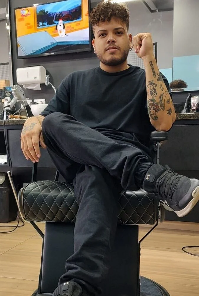 Eu sou Aderlan Bernardo, tenho 23 anos, sou de Alagoas e trabalho profissionalmente na área há 7 anos. Comecei na profissão por incentivo do meu Pai que também era Barbeiro ha 37 anos. Amo minha profissão e o que ela pode proporcionar na minha vida e dos meus clientes, onde o objetivo é a satisfação plena em todos os meus atendimentos, procurando sempre fazer o meu melhor, em busca da excelência para atender e entender o que o cliente deseja !