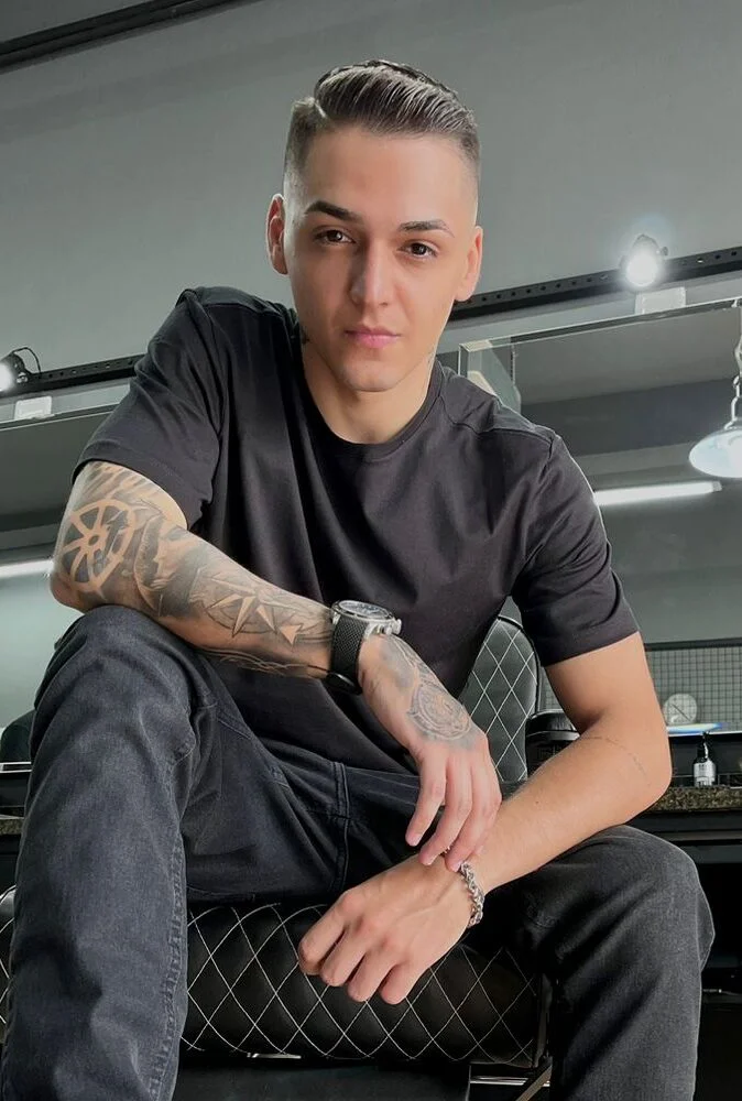 Meu nome é Marcell Botelho, tenho 24 anos e atuo como barbeiro há 4 anos. Antes de entrar para área atual, trabalhei como aux. Administrativo de uma loja de eletrodomésticos e acabei me interessando em cortar cabelo, investi em máquinas de corte e dei o primeiro passo vendo vídeo aulas e fui adquirindo mais conhecimento e a partir daí nunca mais me vi exercendo outra profissão. Me sinto feliz e realizado de ver a satisfação do cliente no fim de cada corte, sabendo que posso estar colaborando na auto-estima do mesmo!