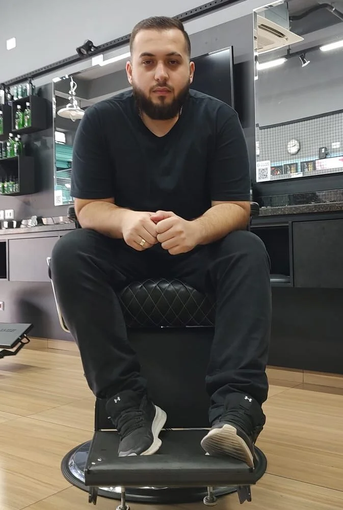 Meu nome é Valmor Mechis Lima Filho, mas me chamam de Val, tenho 24 anos e servi ao Exército Brasileiro por 2 anos. Trabalho profissionalmente há 3 anos. Minha carreira se iniciou por influencia de familiares e amigos que sempre me incentivaram sobre a minha vocação para ser barbeiro, e hoje faço meu melhor. Todos os dias me aperfeiçoo um pouco mais e procuro aprimorar meus conhecimentos. Me esforço sempre para entregar meu trabalho com excelência e superar as expectativas dos meus clientes.